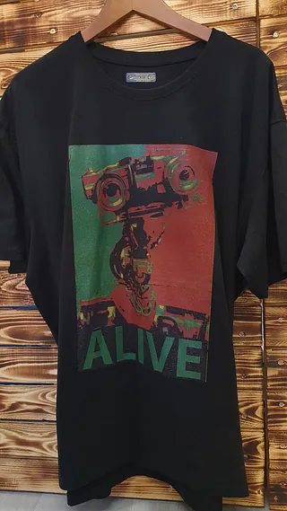 Camiseta Alive en local