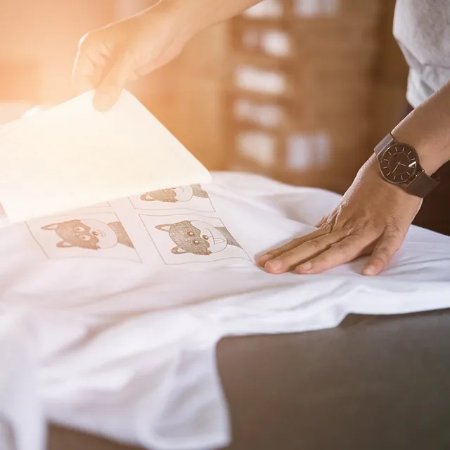 hombre realiza estampacion en camiseta